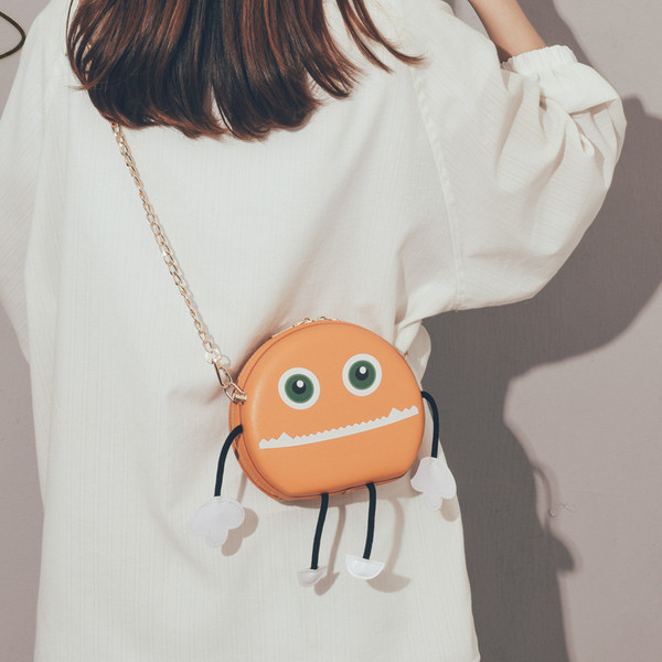 Fém fogantyúval és 3D elemekkel ellátott női válltáska