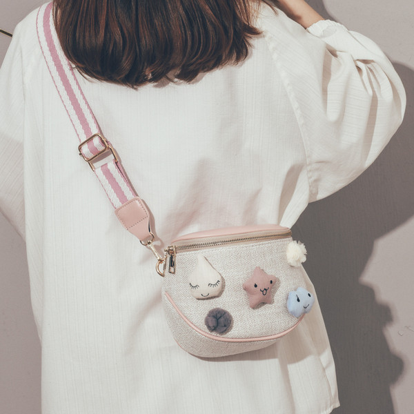 Sieviešu ikdienas soma ar 3D elementiem