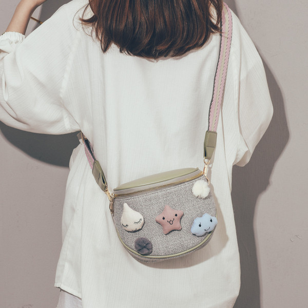 Sieviešu ikdienas soma ar 3D elementiem