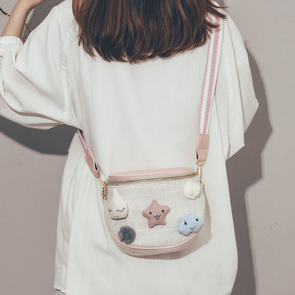 Sieviešu ikdienas soma ar 3D elementiem