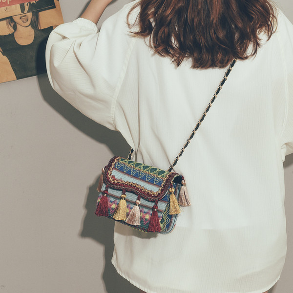 Stílusos női mini válltáska bojtokkal