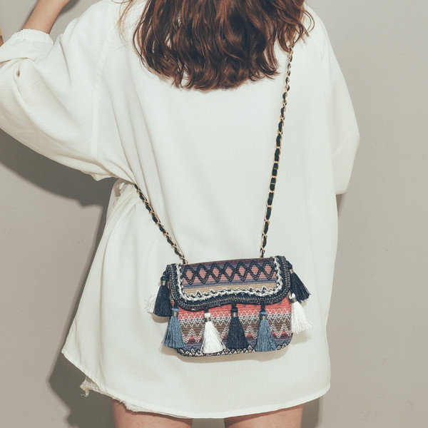 Stílusos női mini válltáska bojtokkal