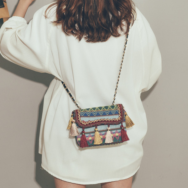 Stílusos női mini válltáska bojtokkal