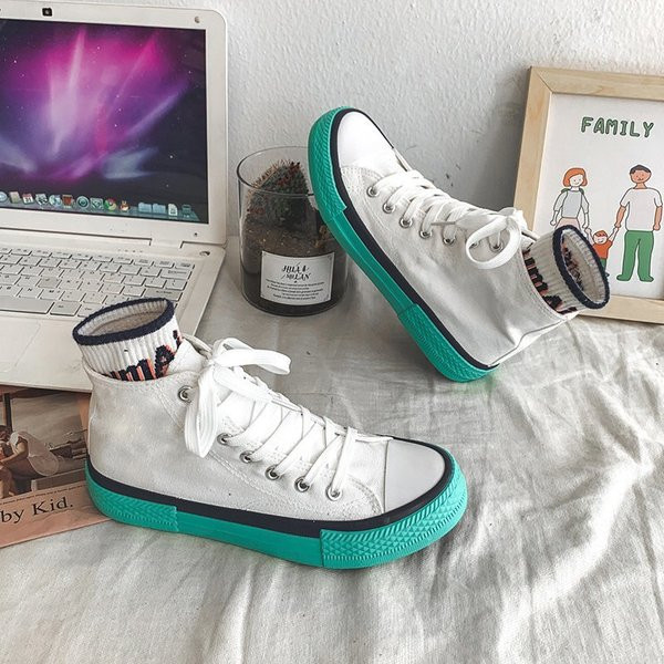 Női tornacipő lapos talppal és fűzővel