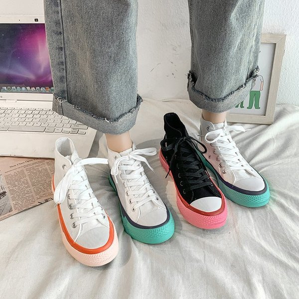 Női tornacipő lapos talppal és fűzővel