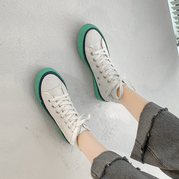 Női tornacipő lapos talppal és fűzővel