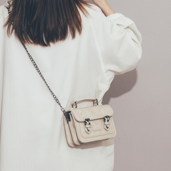 Stílusos női mini válltáska rövid fogantyúval