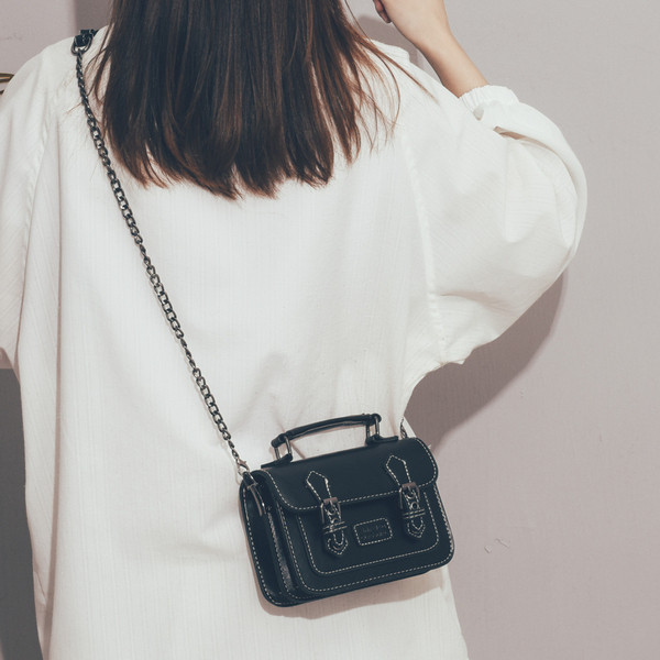 Stílusos női mini válltáska rövid fogantyúval