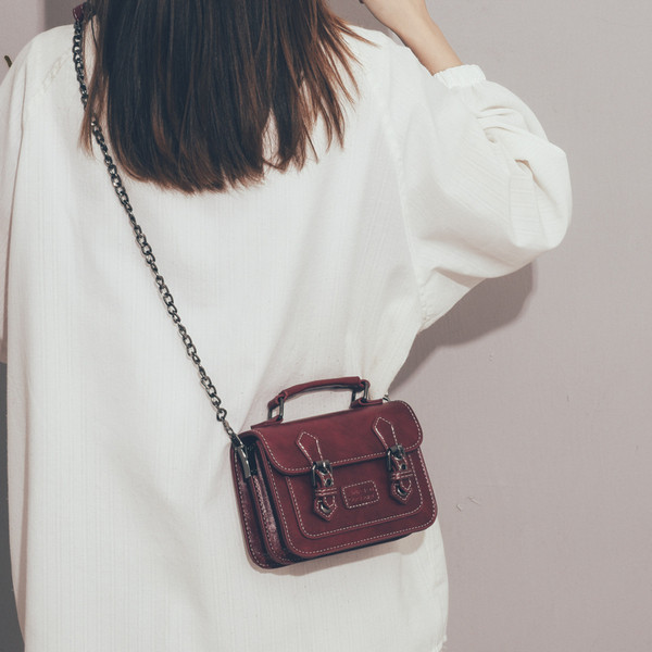 Stílusos női mini válltáska rövid fogantyúval