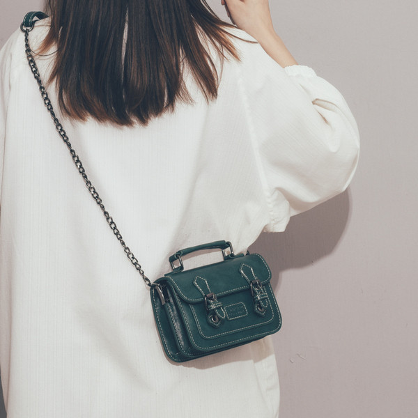 Stílusos női mini válltáska rövid fogantyúval