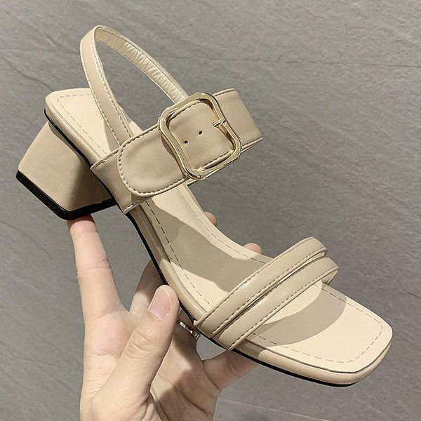 Női bőr szandál és szögletes sarok