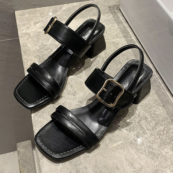 Női bőr szandál és szögletes sarok