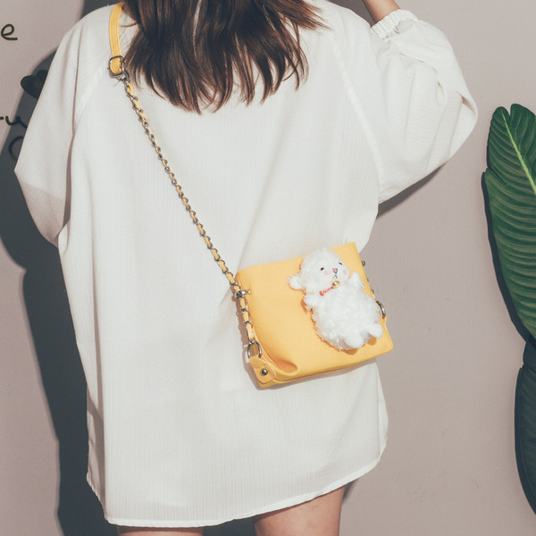 Női mindennapi táska fém fogantyúval és 3D elemmel