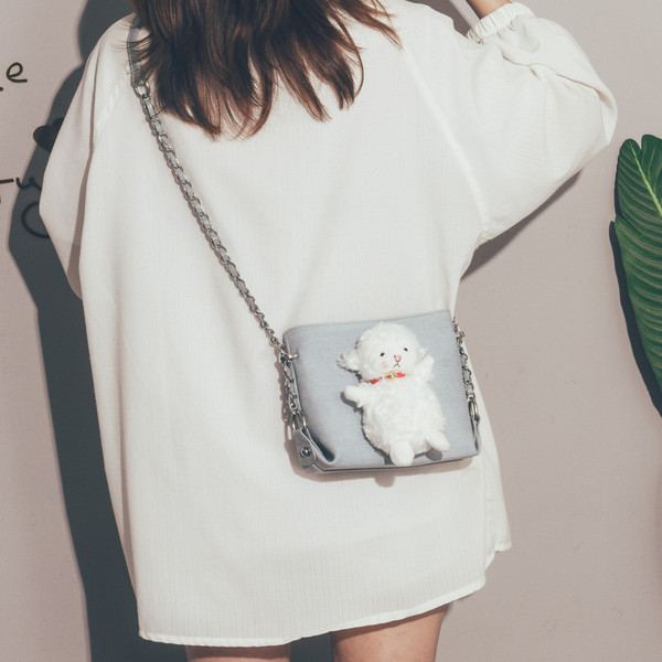 Női mindennapi táska fém fogantyúval és 3D elemmel