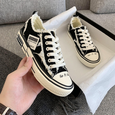 Lapos talpú, feliratos női tornacipő