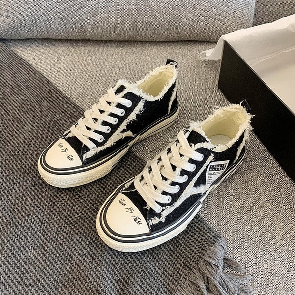 Lapos talpú, feliratos női tornacipő