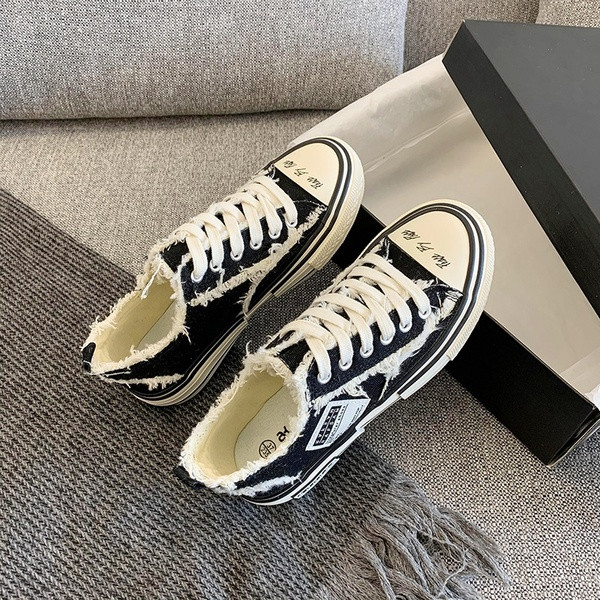 Lapos talpú, feliratos női tornacipő