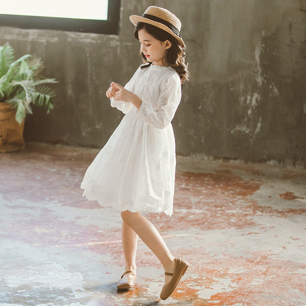 Fehér csipke gyerekruha