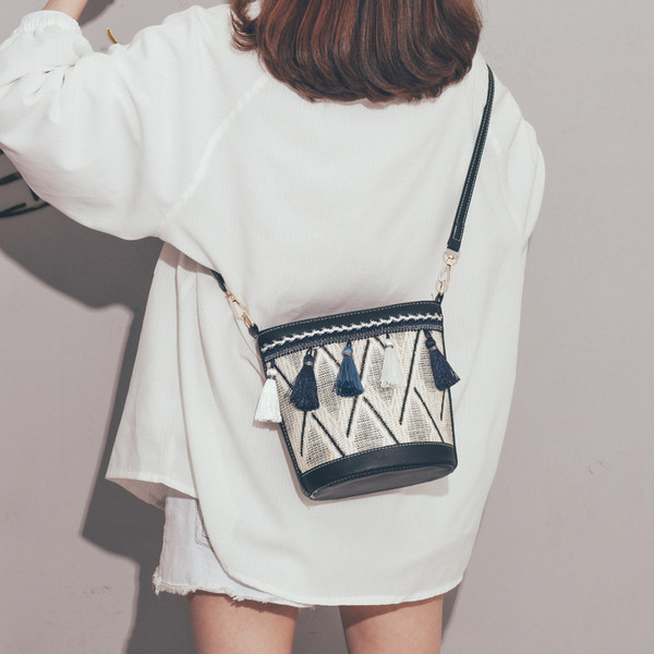 Modern női válltáska hosszú fogantyúval