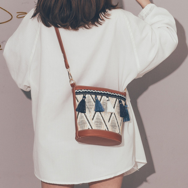 Modern női válltáska hosszú fogantyúval