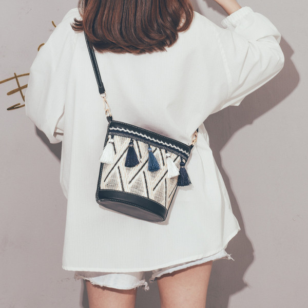 Modern női válltáska hosszú fogantyúval