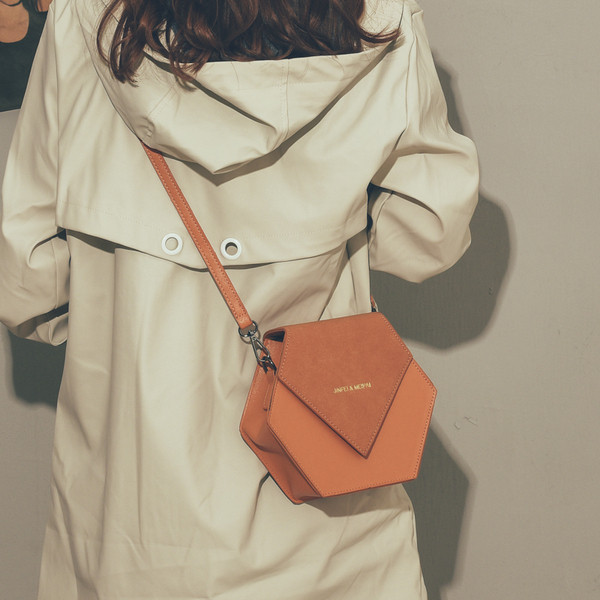 Modern női táska nem szabványos formában, hosszú fogantyúval