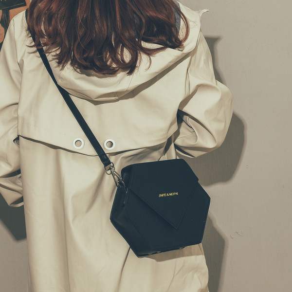 Modern női táska nem szabványos formában, hosszú fogantyúval