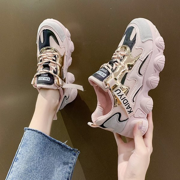 Légáteresztő női tornacipő durva talppal