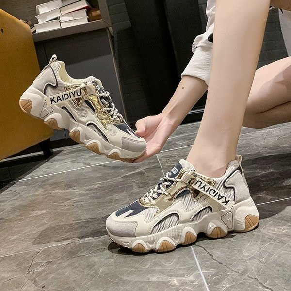 Légáteresztő női tornacipő durva talppal