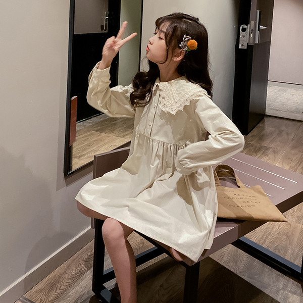 Fehér gyerekruha csipke elemekkel és gombokkal