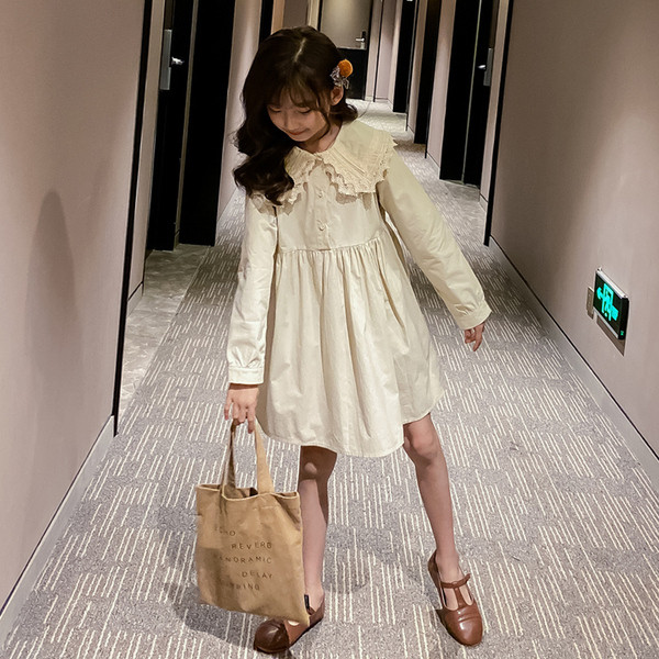 Fehér gyerekruha csipke elemekkel és gombokkal