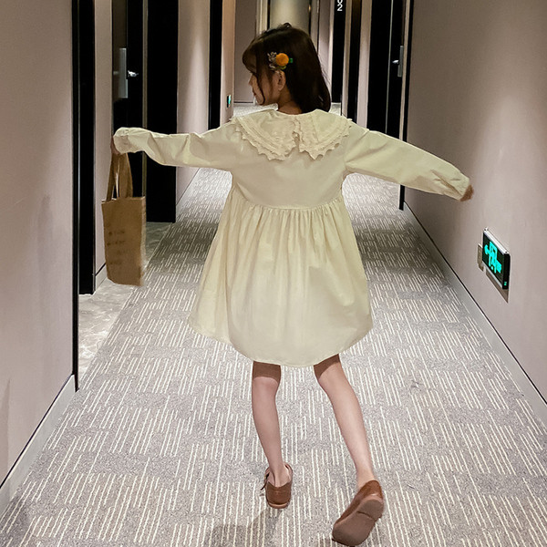 Fehér gyerekruha csipke elemekkel és gombokkal