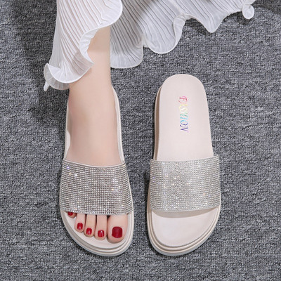 Modern papucs lapos talppal és kövekkel