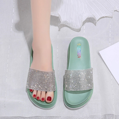 Modern papucs lapos talppal és kövekkel