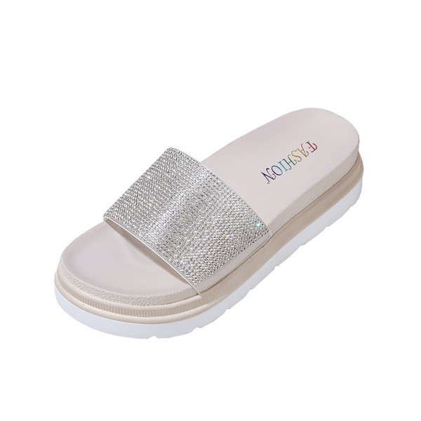 Modern papucs lapos talppal és kövekkel