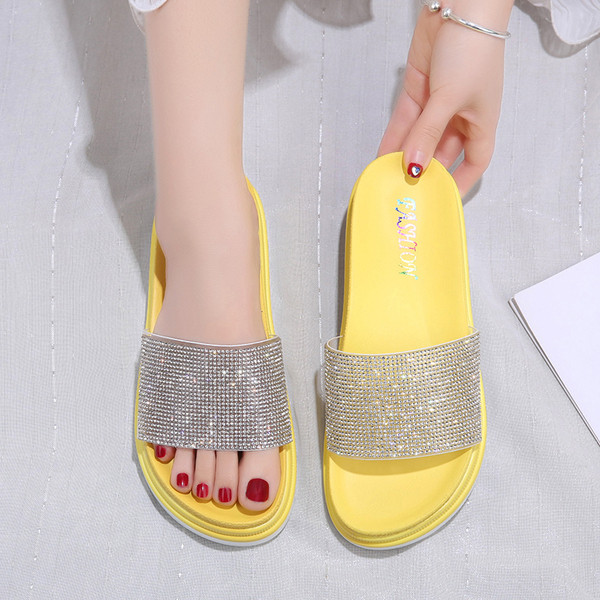 Modern papucs lapos talppal és kövekkel