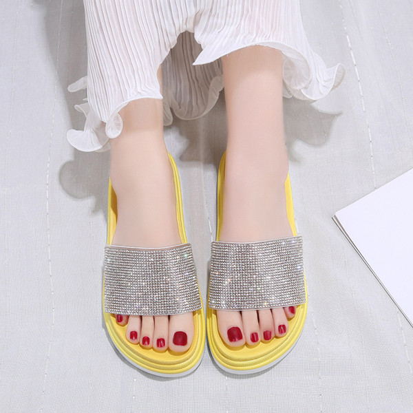 Modern papucs lapos talppal és kövekkel