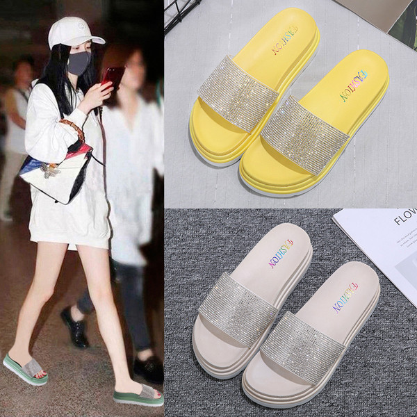 Modern papucs lapos talppal és kövekkel