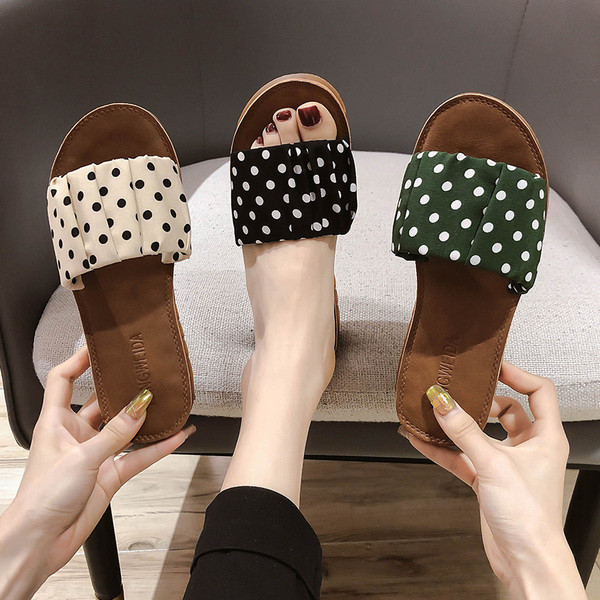 Nyári női papucs lapos talppal és pontozott pánttal