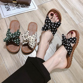 Női papucs keresztezett pontozott pánttal