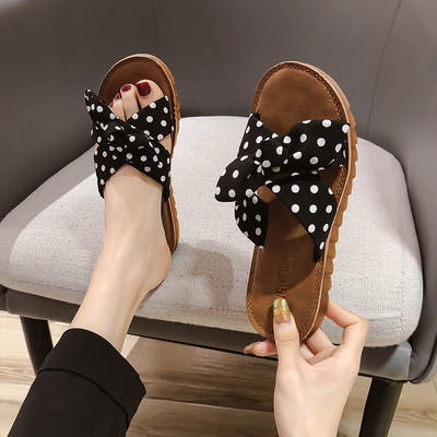 Női papucs keresztezett pontozott pánttal