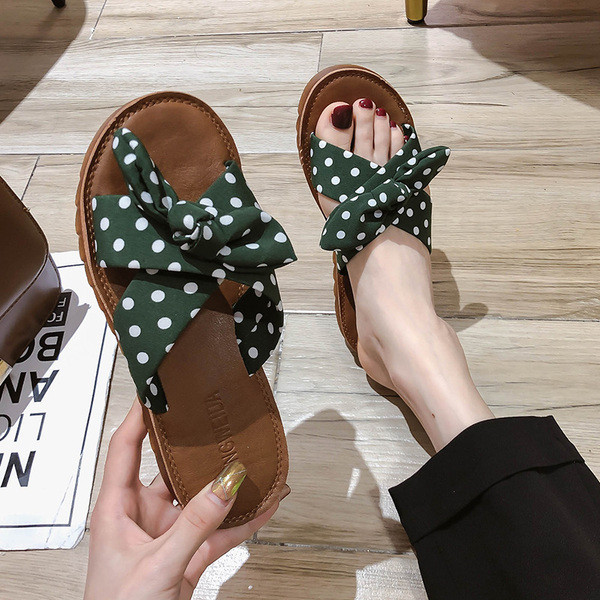 Női papucs keresztezett pontozott pánttal