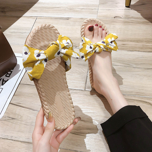 Modern női papucs szalaggal