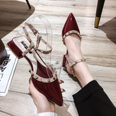 Stílusos női szandál hegyes mintával és szegecsekkel