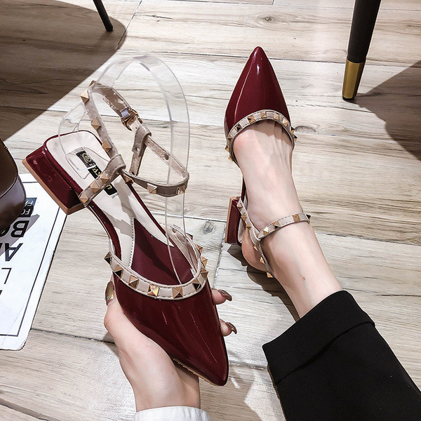 Stílusos női szandál hegyes mintával és szegecsekkel