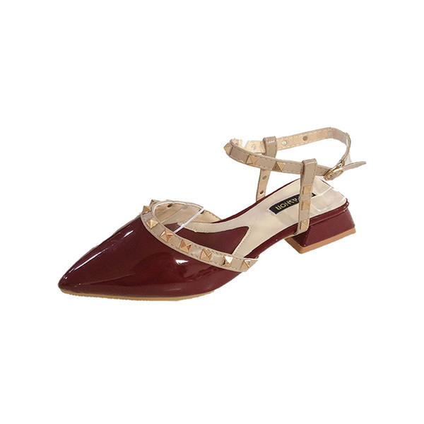 Stílusos női szandál hegyes mintával és szegecsekkel