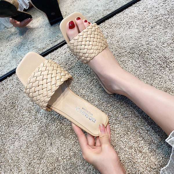 Aktuális, lapos talpú női papucs