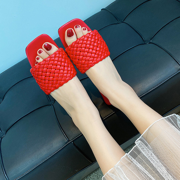 Aktuális, lapos talpú női papucs