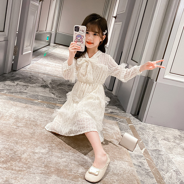 Valge pitsist paelaga kaelusega lastekleit