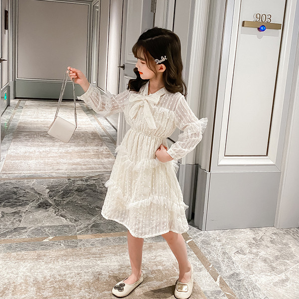 Valge pitsist paelaga kaelusega lastekleit